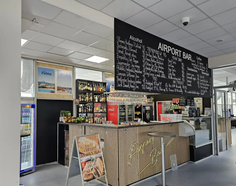 Repülőtéri bár a biztonsági ellenőrzés után