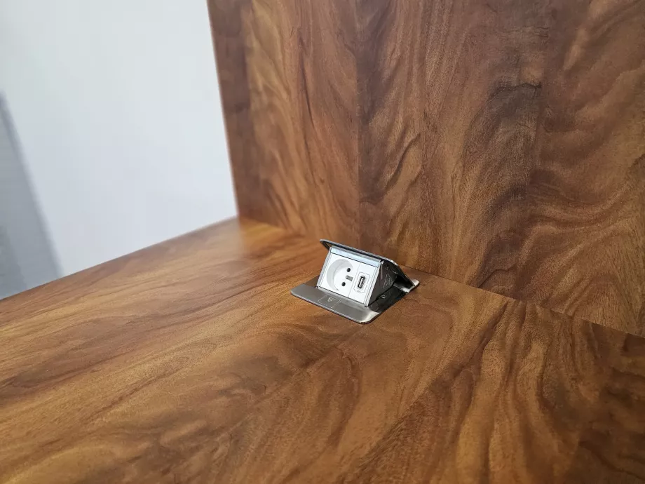 Aljzatok és USB csatlakozók