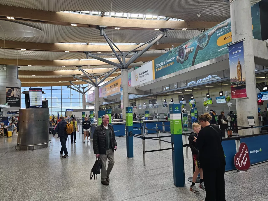 Check-in pultok az indulási csarnokban