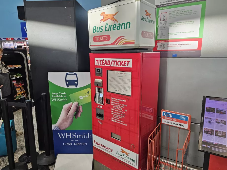 Jegykiadó automata az érkezési csarnokban