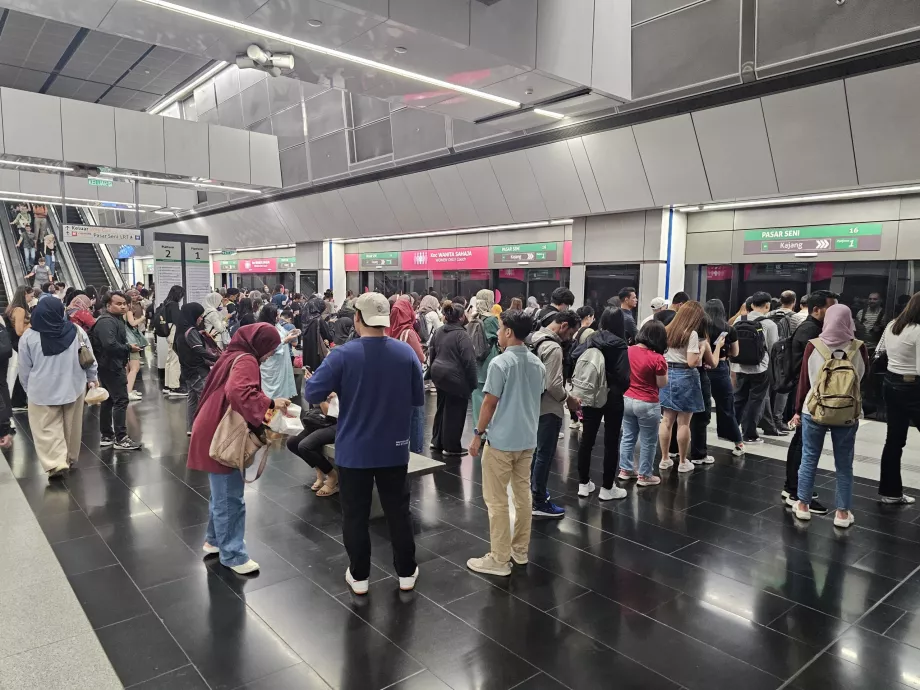 Metró csúcsforgalomban