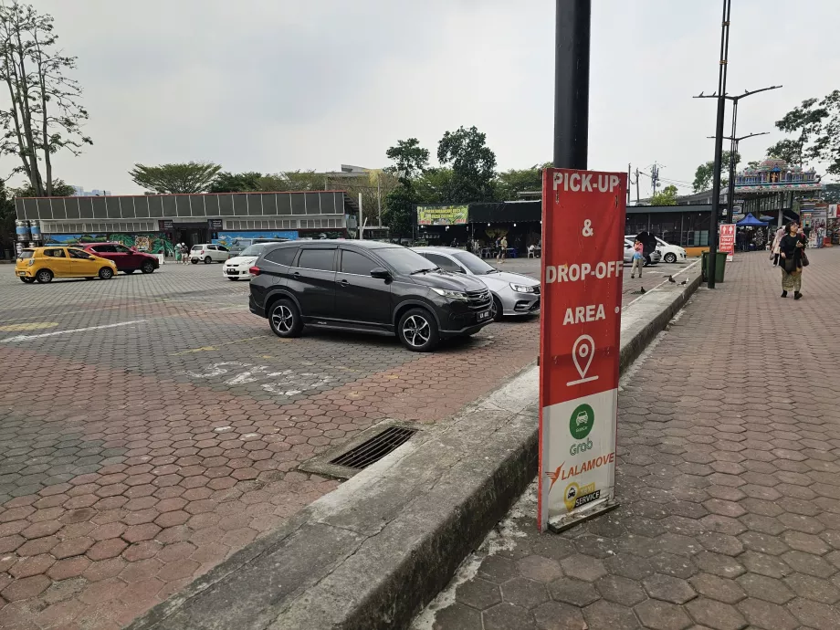 A Grab alkalmazás átvételi pontja Batu Cavesnél