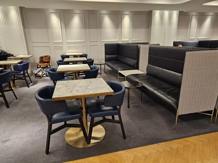 Étkezőasztalok az 1. emeleten