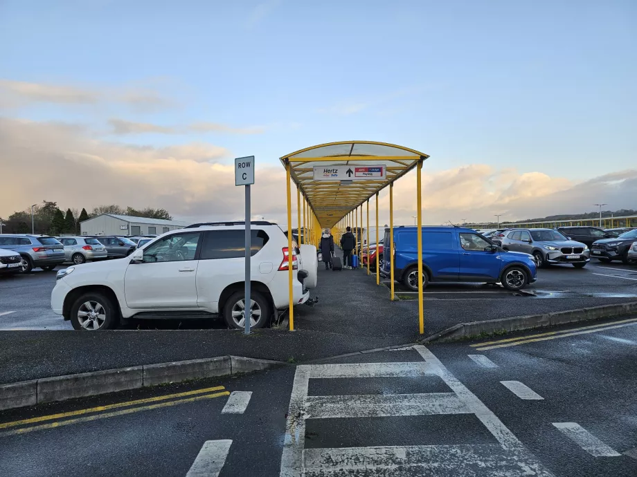 Gyalogos útvonal az autókölcsönző cégekhez