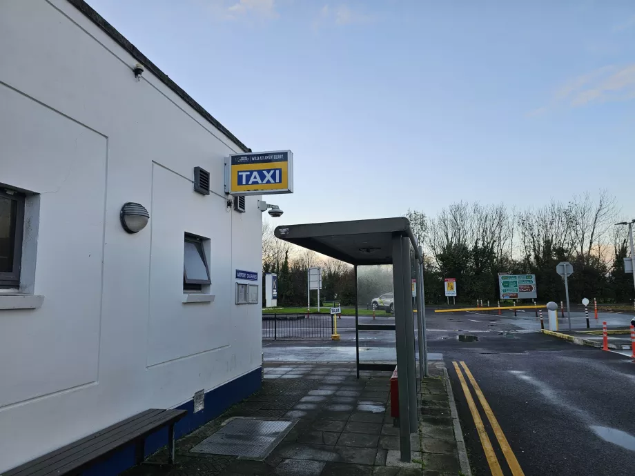 Taxiállomás és buszmegálló