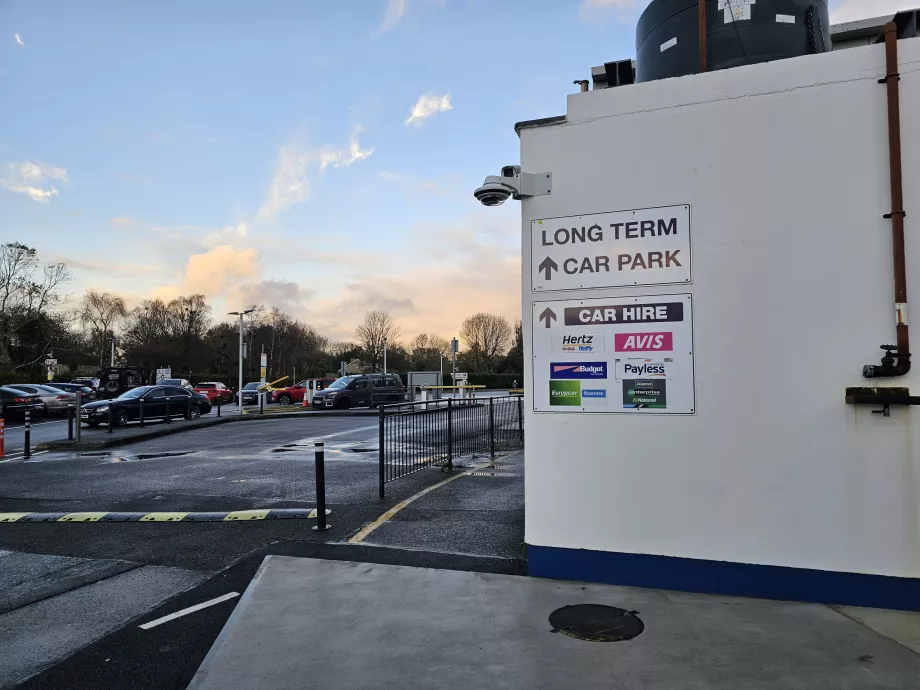 Gyalogos útvonal az autókölcsönző cégekhez