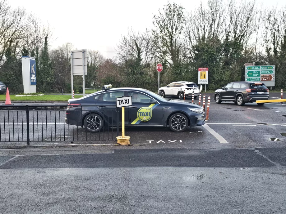 Taxiállomás a terminál előtt