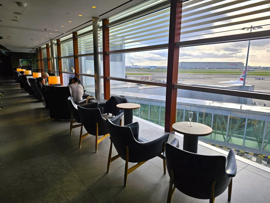 Fotelek az aszfaltra néző kilátással