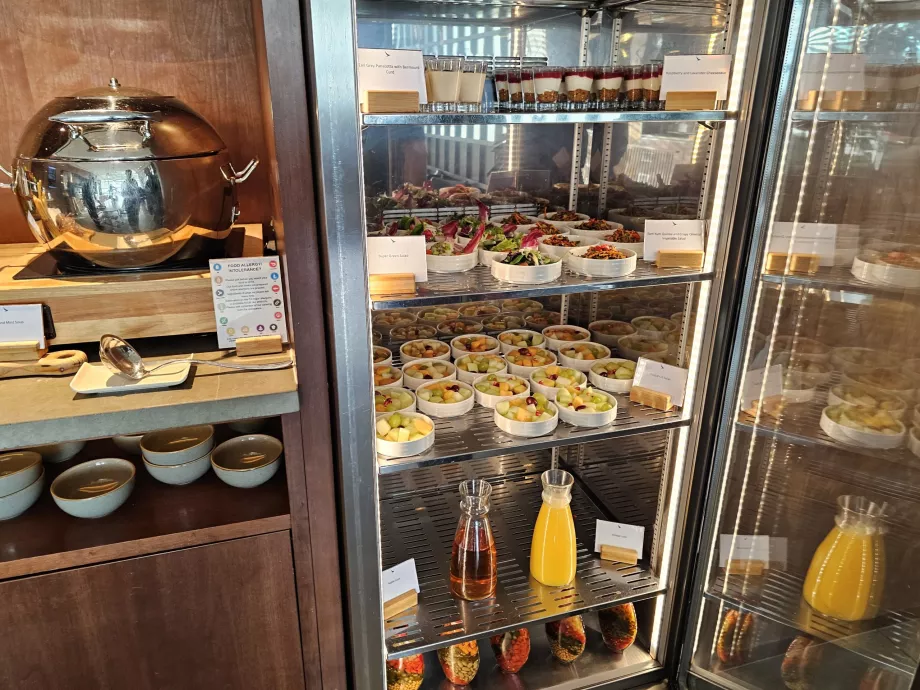 Gyümölcs, panna cotta, gyümölcslevek és zöldségsaláták