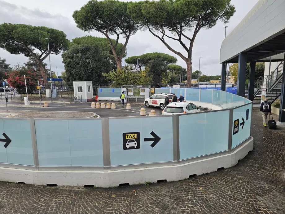 Taxiállomás az érkezési csarnok előtt