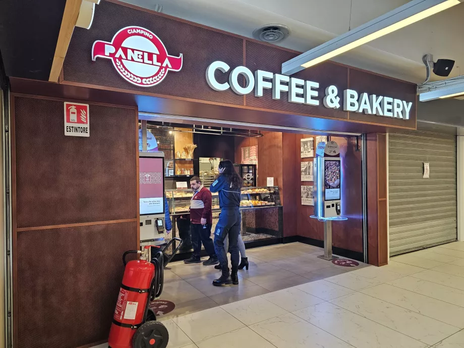 Kávézó az indulási csarnokban, nyilvános terület