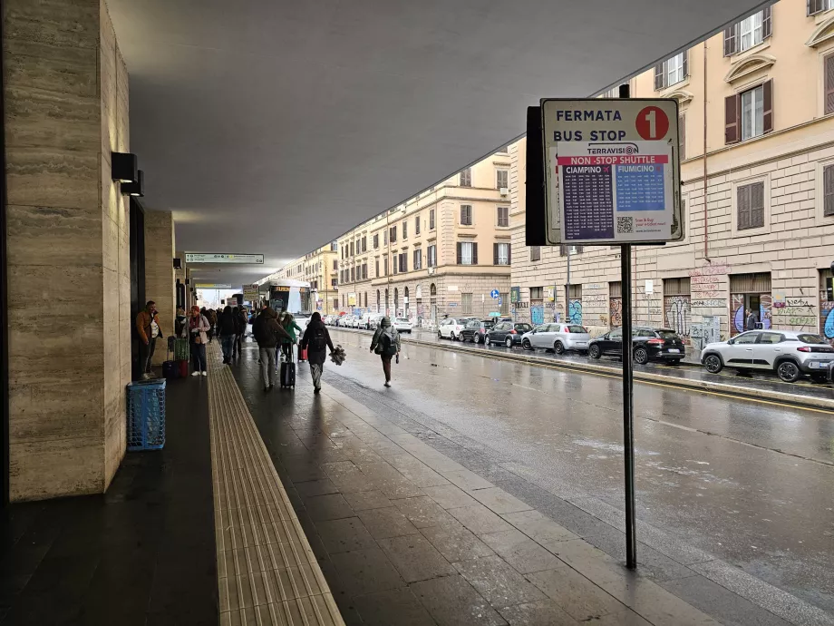 Az expressz busz megáll a Roma Termini pályaudvar előtt.