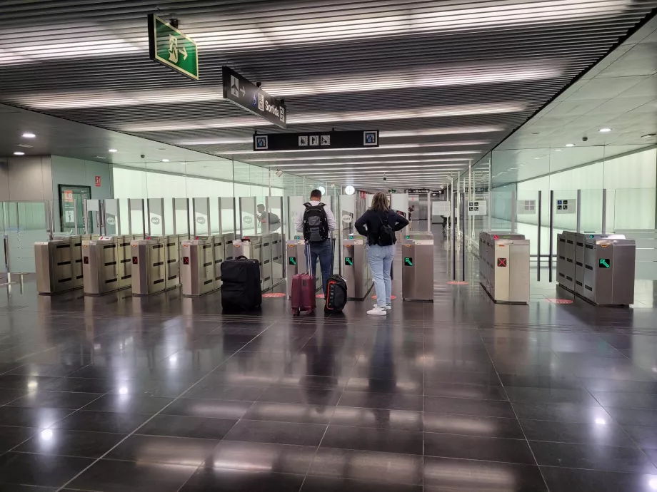 Fordítókapuk a metró bejáratánál