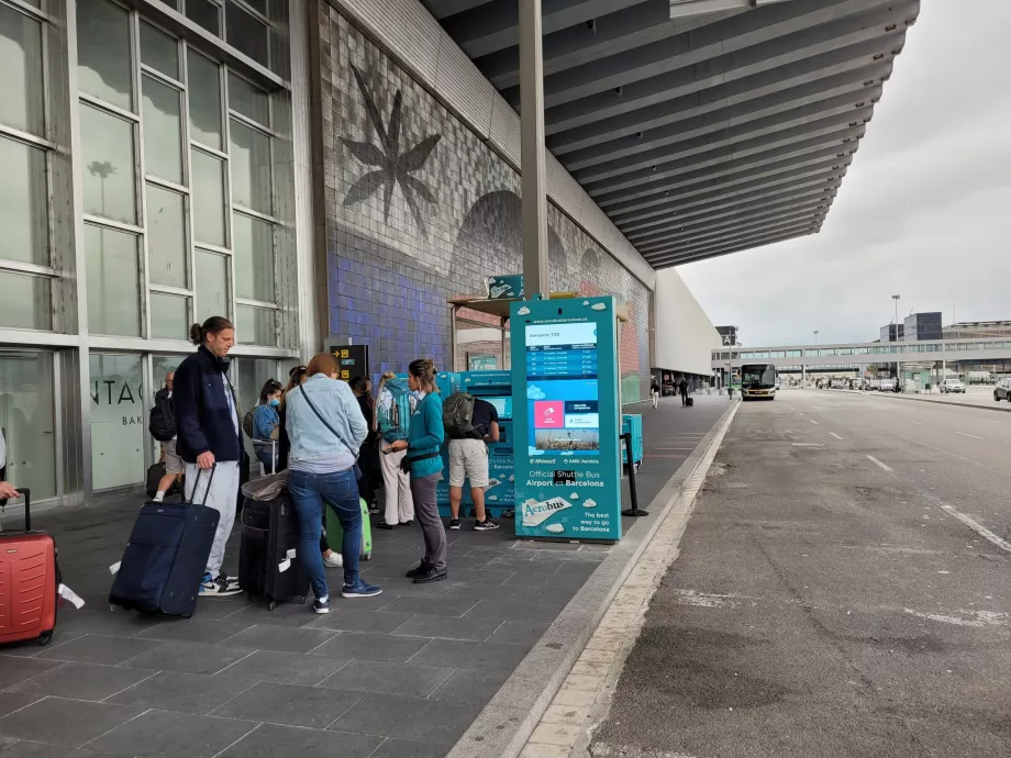 Aerobuszmegálló a 2. terminál előtt