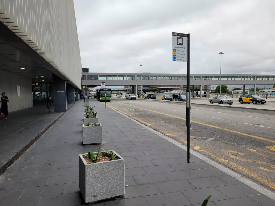 46-os buszmegálló a 2. terminál előtt