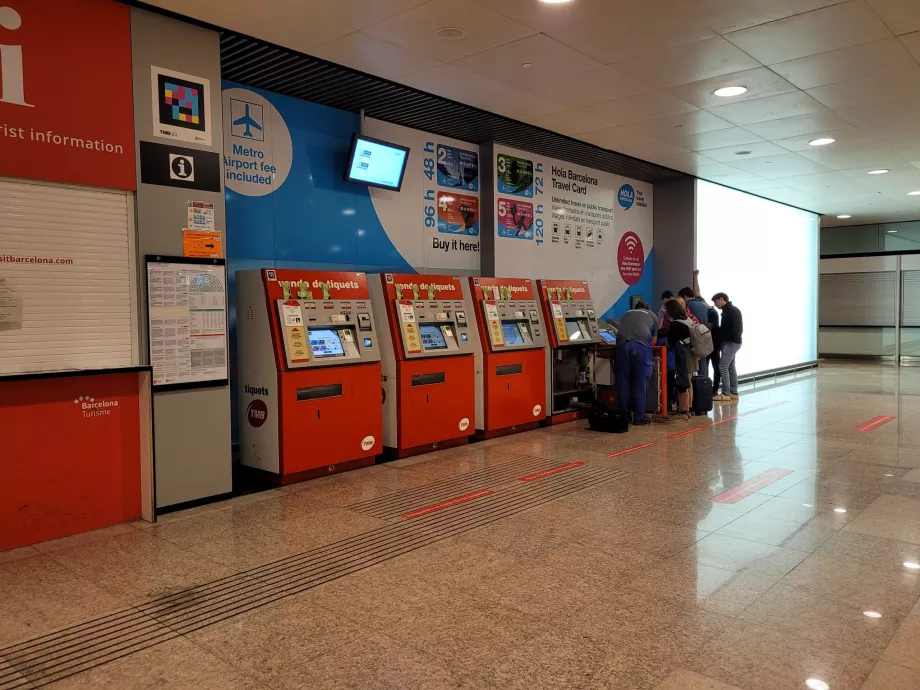 Jegykiadó automaták a metró bejáratánál