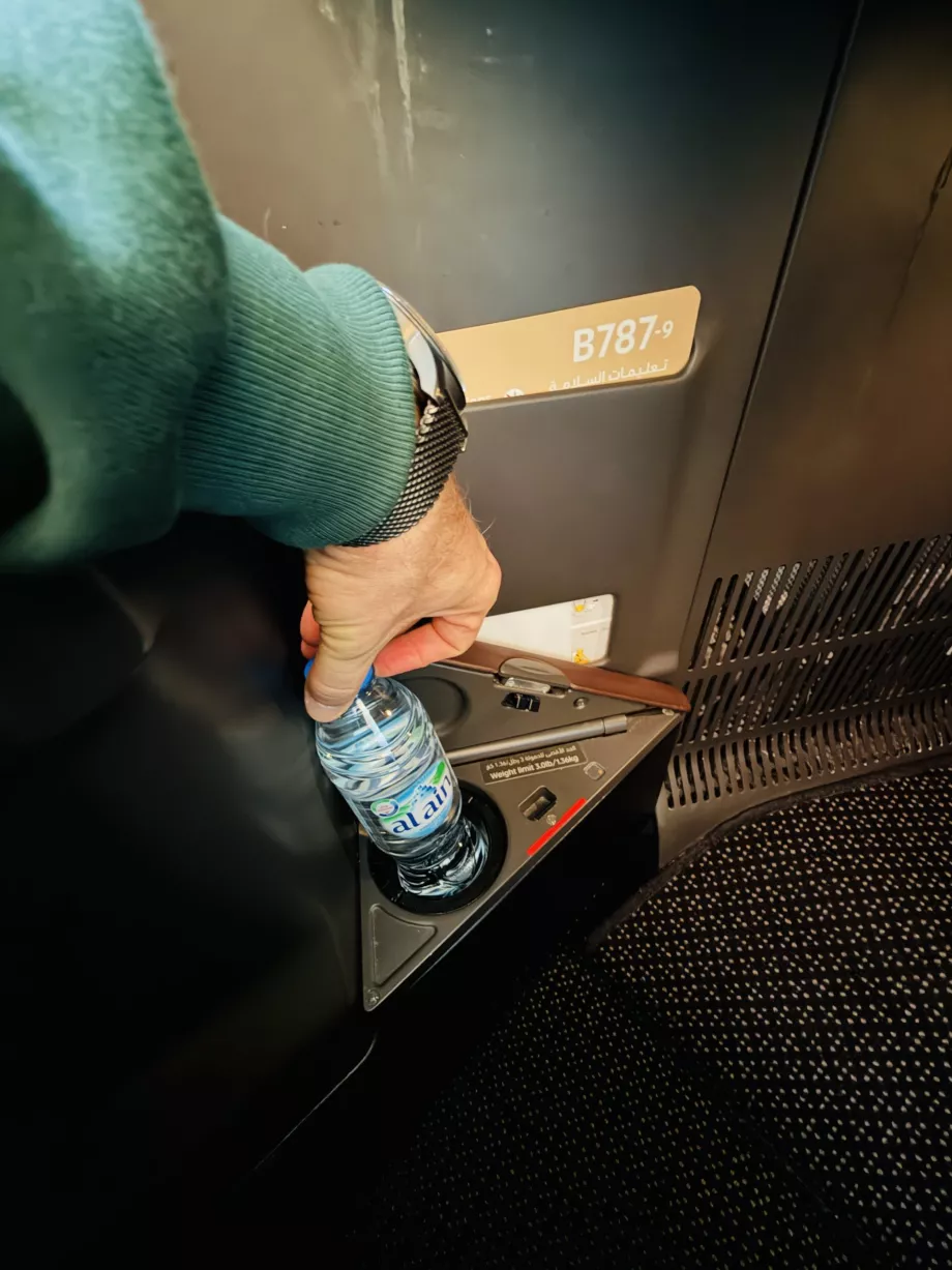 Vizes palack a tárolórekeszben