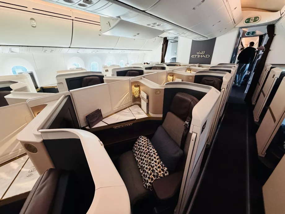 Az Etihad legújabb B789-es business osztályú kabinja