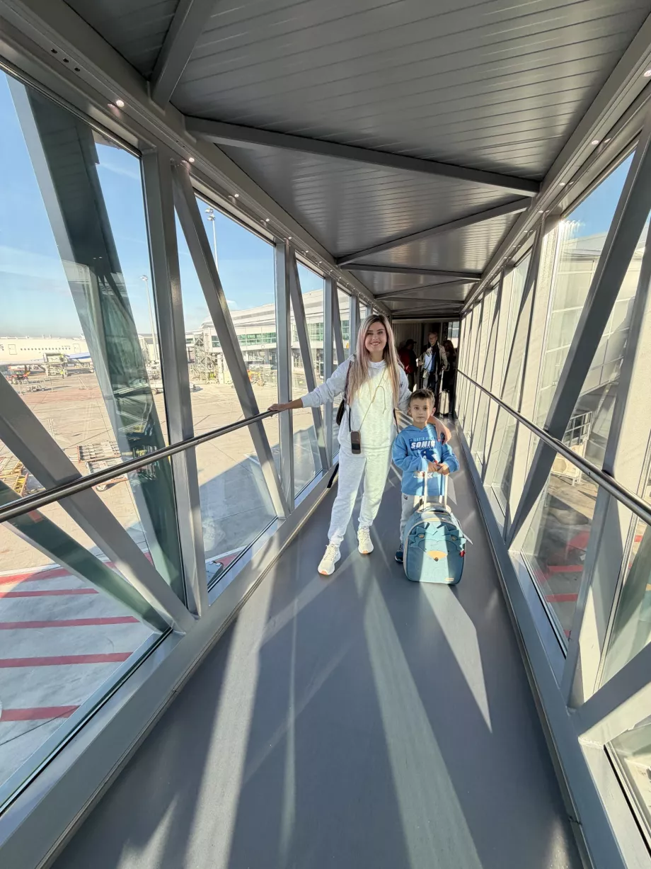 Nő idős fiával a hídon