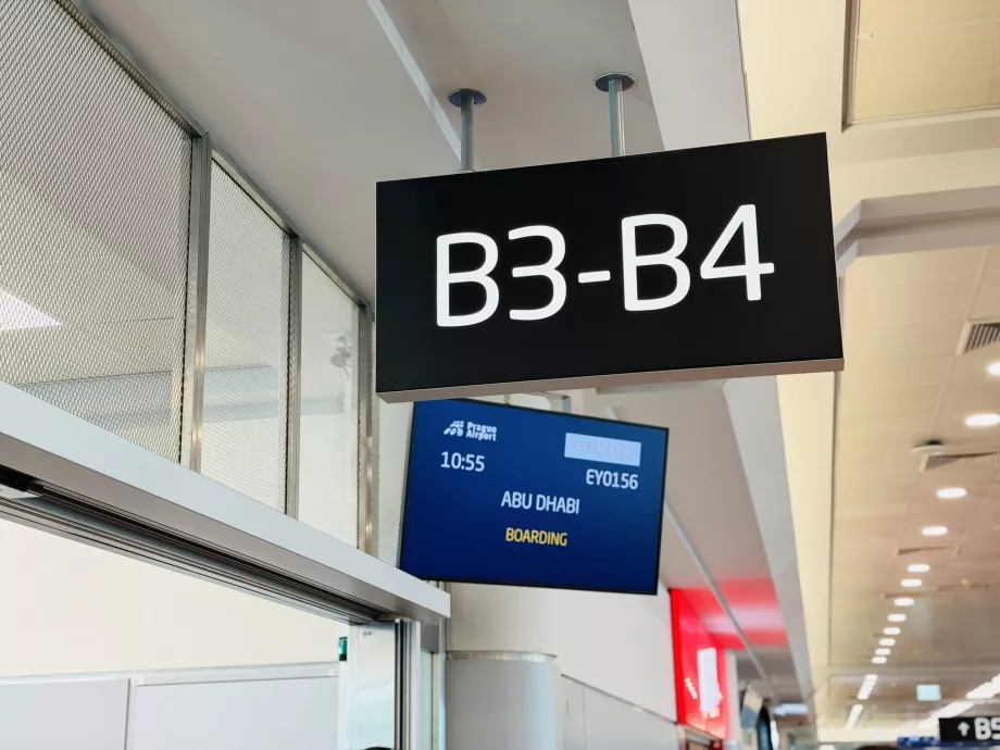 Az EY156-os járat beszállókapuja