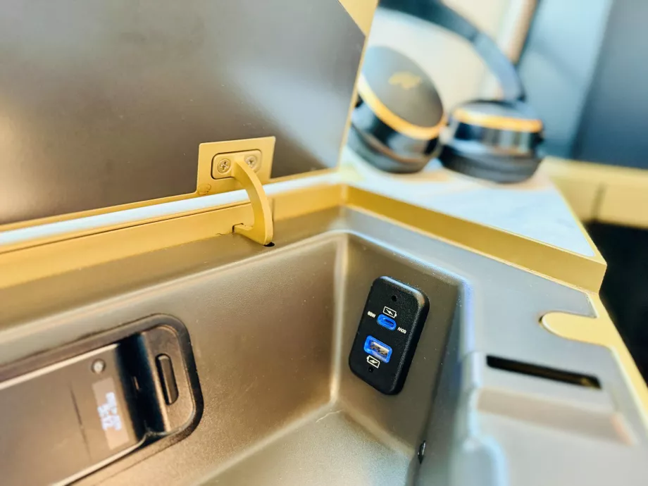 USB-C és USB-B aljzatok a töltéshez