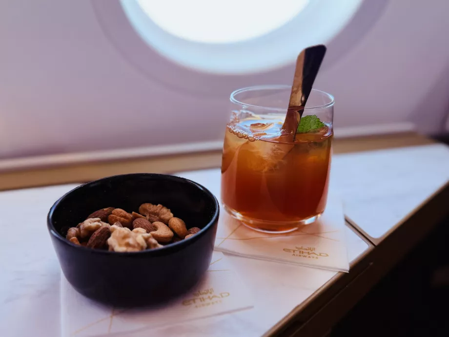 Melegített diókeverék és jeges tea