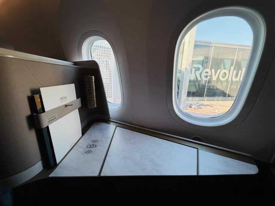 Összecsukható asztal és vezeték nélküli töltés