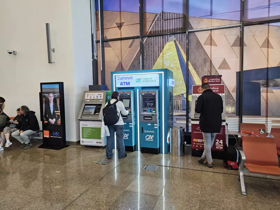 ATM-ek az útlevél-ellenőrzés előtt