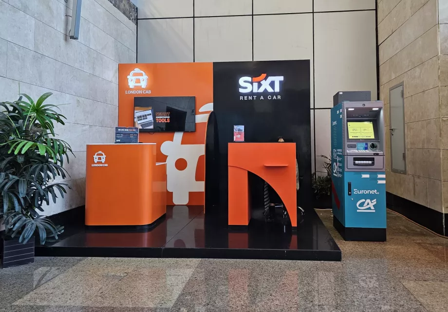 Autókölcsönző pult az érkezési csarnokban