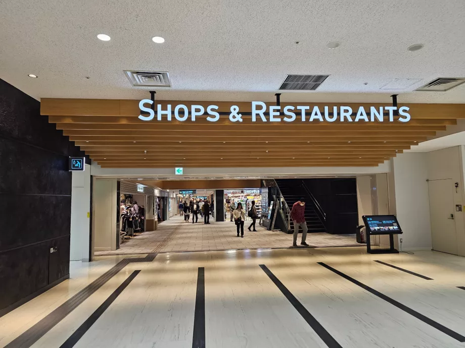 Üzletek és éttermek a közterületen