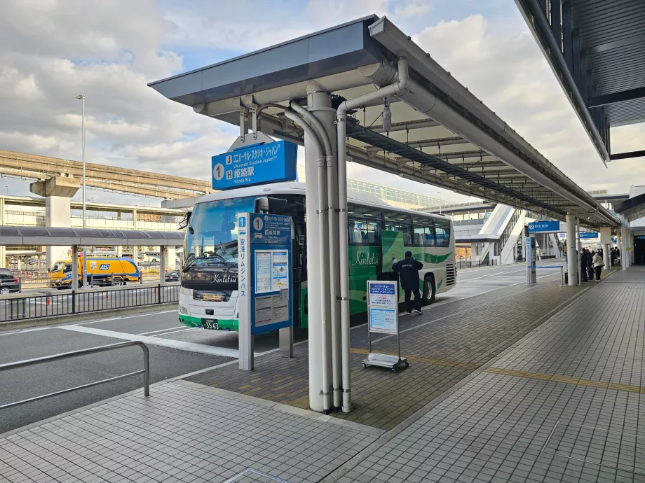 Busz a terminál előtt