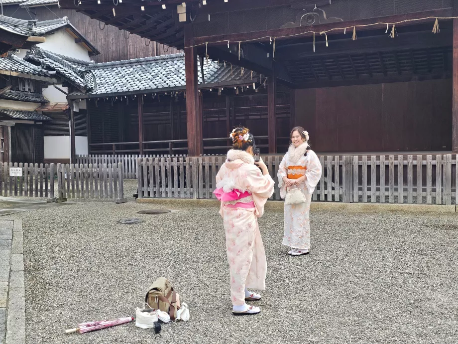 Túrázás gésa jelmezben