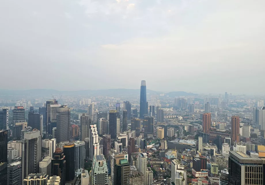 Kilátás a Menara Tower kültéri teraszáról