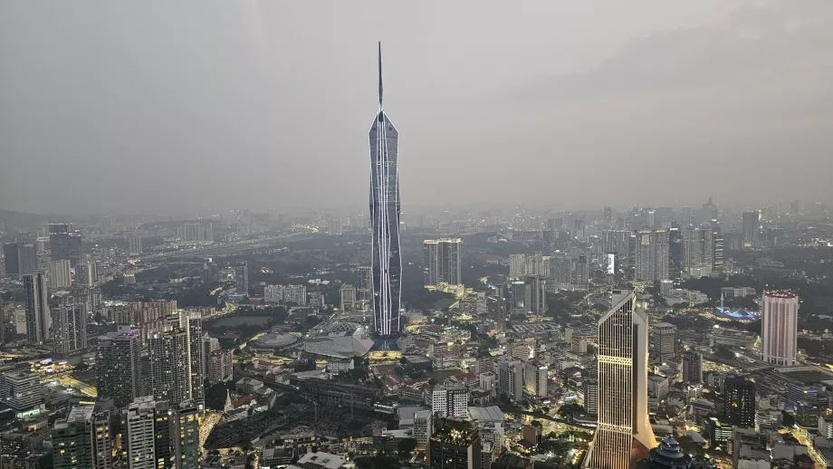 Kilátás a Merdeka 118 felhőkarcolóra a Menara toronyból