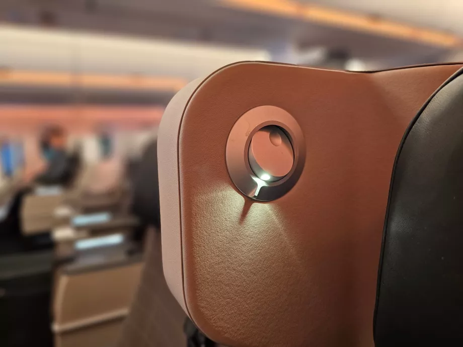 Olvasólámpa az ülés mellett