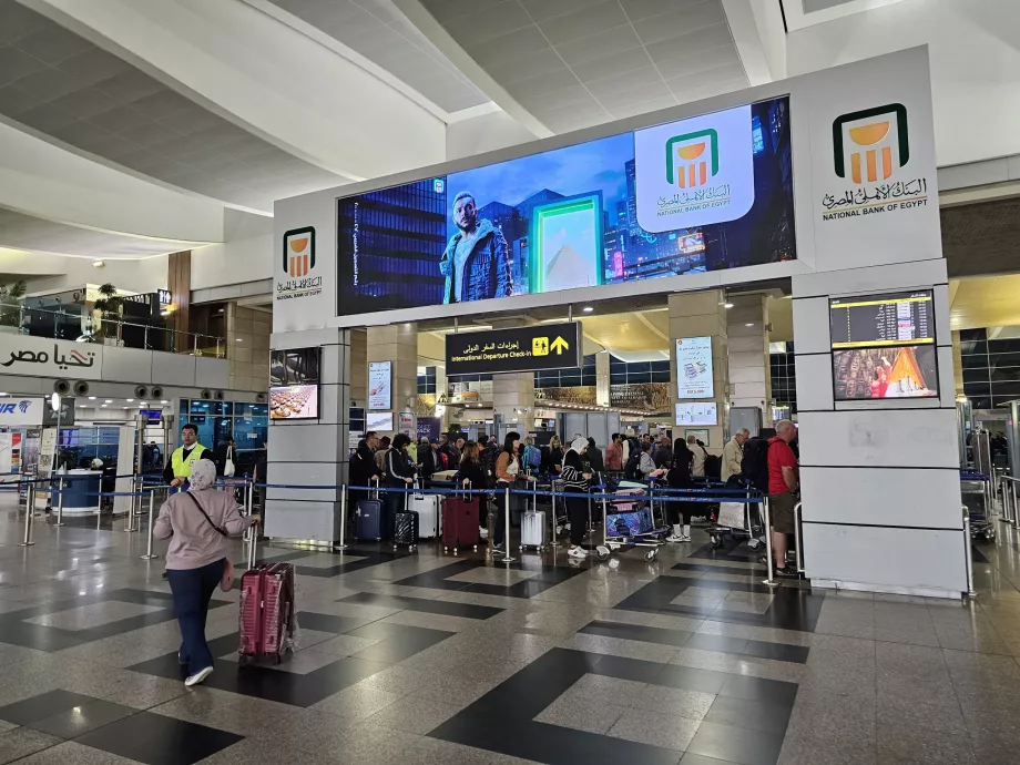 Biztonsági ellenőrzés a terminálba való belépés előtt