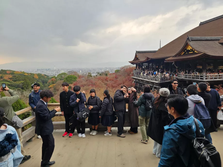 Kiyomizu-dera, egy kilátó, ahol rengeteg ember van.