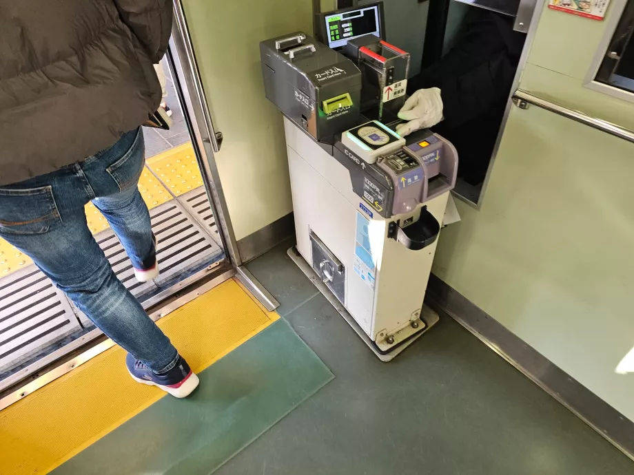 A villamosról való leszálláskor fizetendő viteldíj befizetése