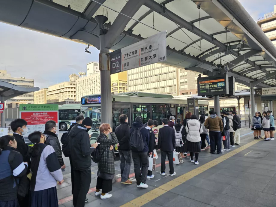 Sorban állás a városi buszra