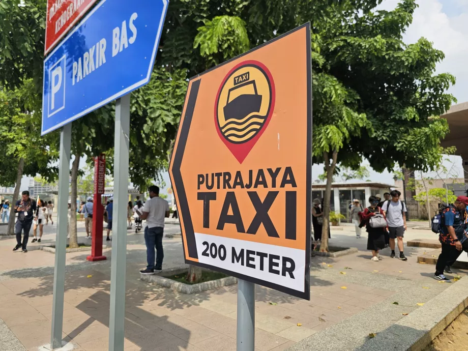 Táblák a vízi taxihoz