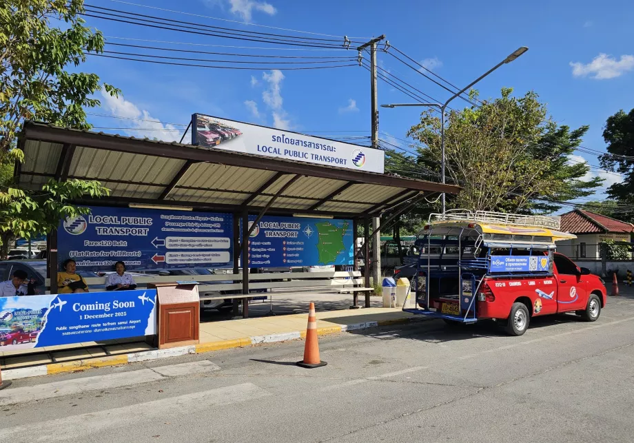 Tömegközlekedés, songthawe megálló az érkezési terminálon kívül.