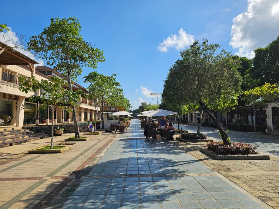 Bevásárló utca az indulási és érkezési csarnok között, nyilvános rész