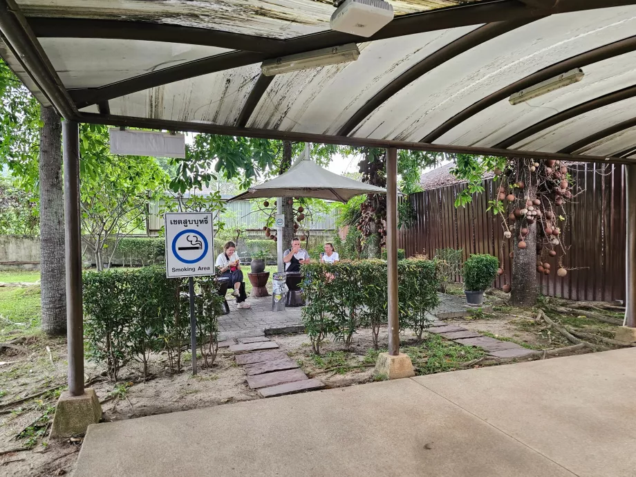 Dohányzósarok, tranzit terület, nemzetközi részleg