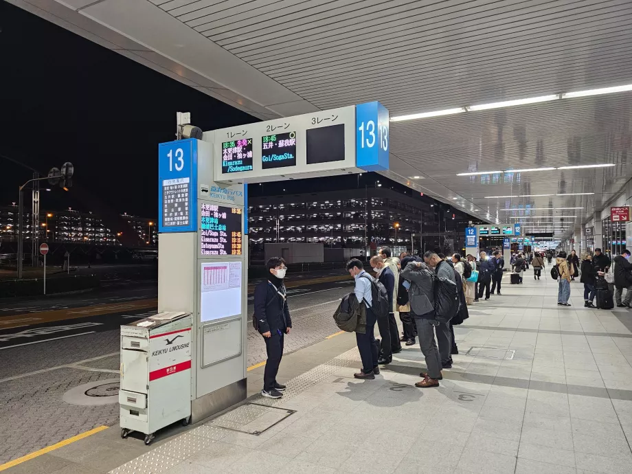 Buszmegálló az 1-es terminál előtt