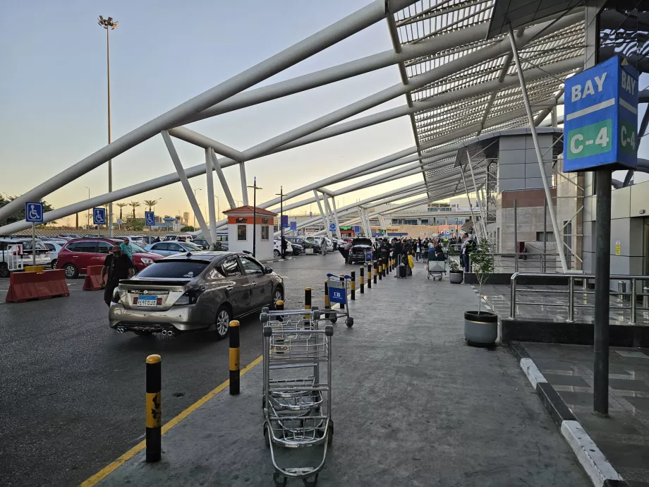 Uber felvételi pont a 2. és 3. terminál előtt