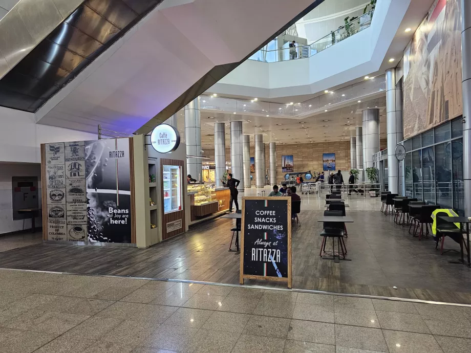 Kávézó a 3. terminál nyilvános területén, az érkezéseknél