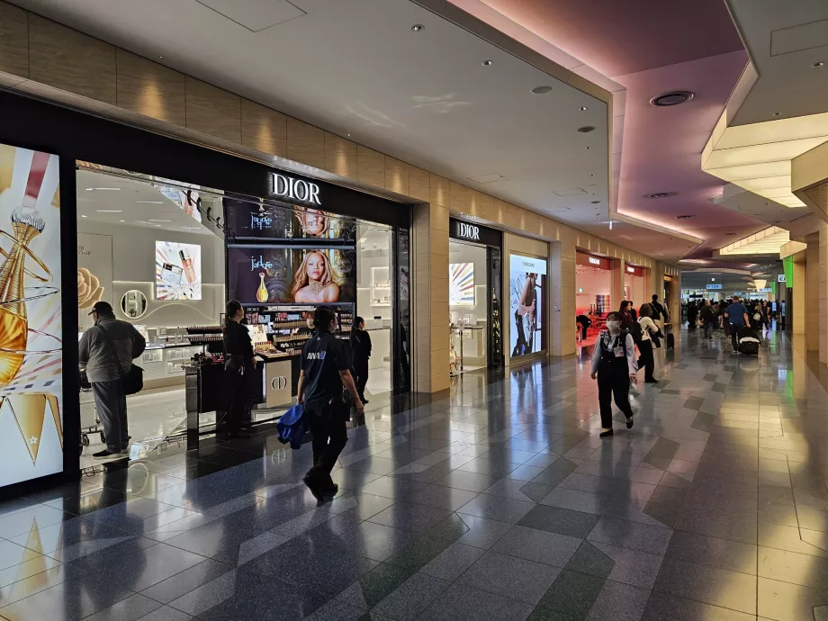 Üzletek a 3. terminál tranzitzónájában