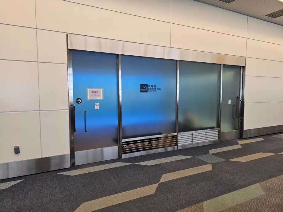 Dohányzóhelyiségek a tranzitzónában