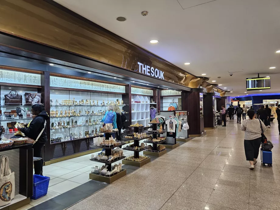 Üzletek, tranzit terület, 3. terminál