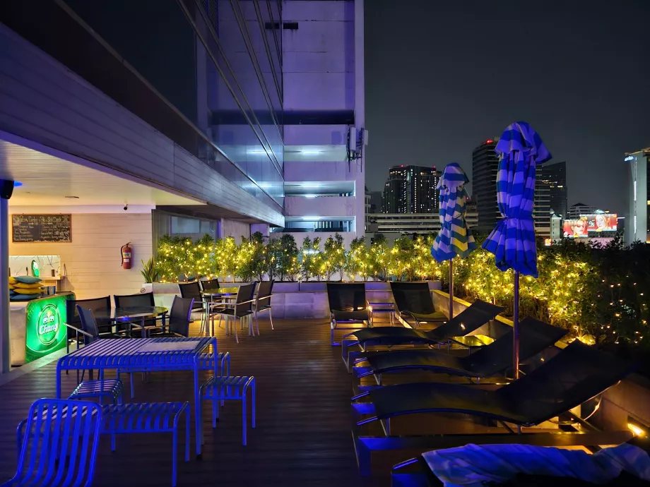 A medence melletti terasz a sötétben